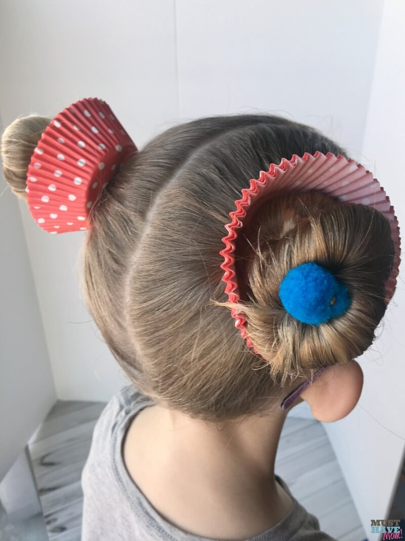 cupcake buns using cupcake liners with polkadots.