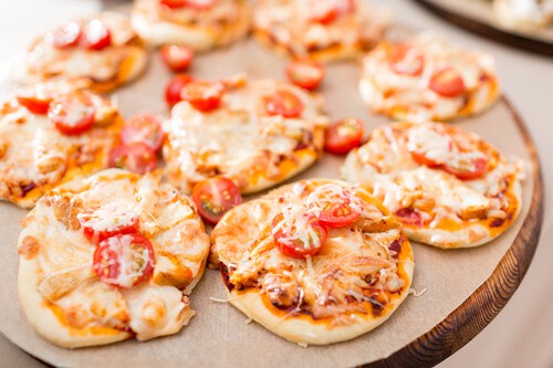 Mini wholemeal pizzas - healthy afternoon snack ideas