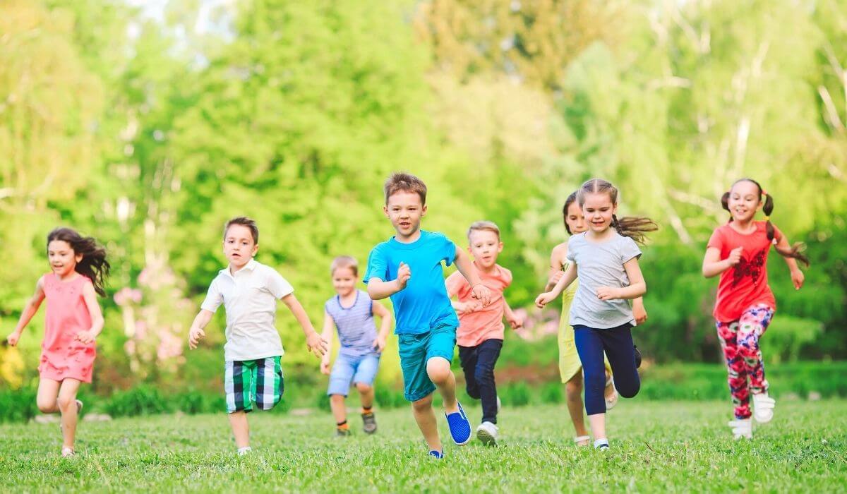 kids playing outdoor games at a party