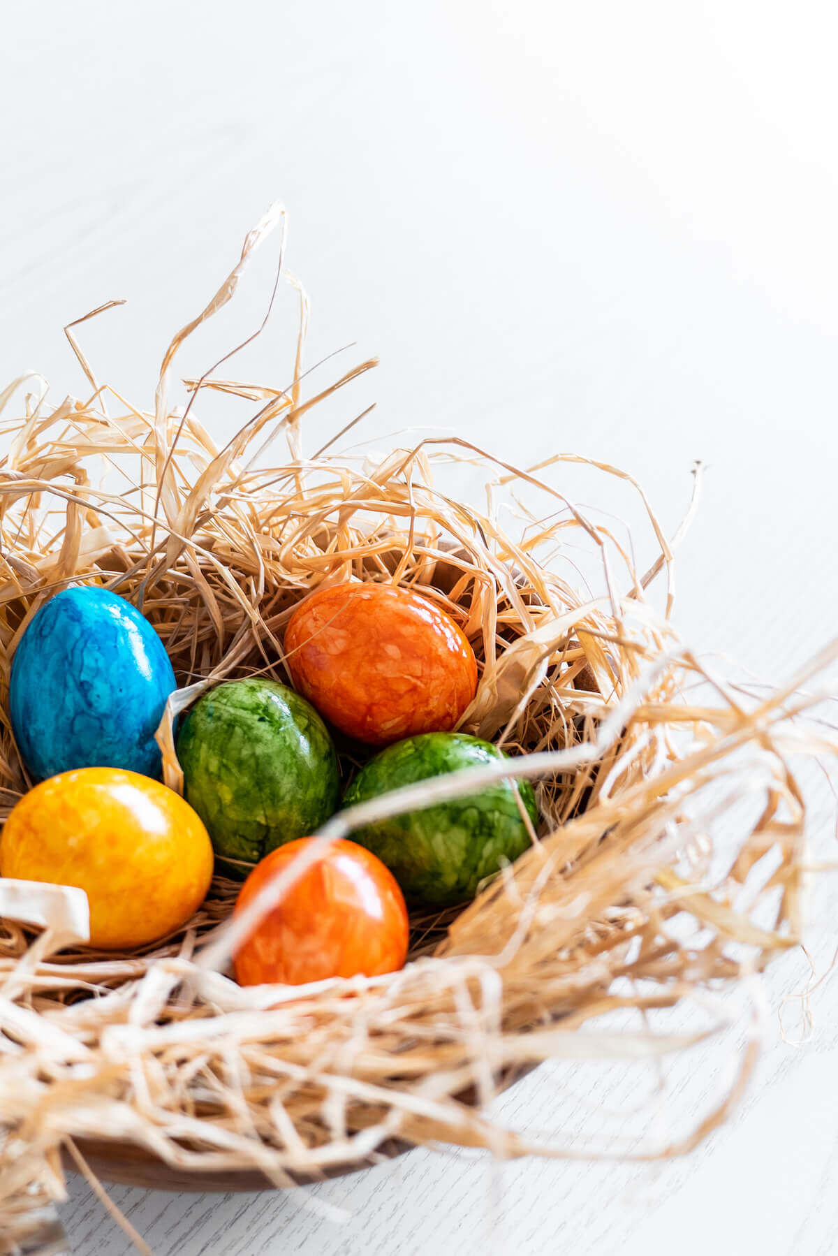 Painted eggs in nest Easter decorating ideas