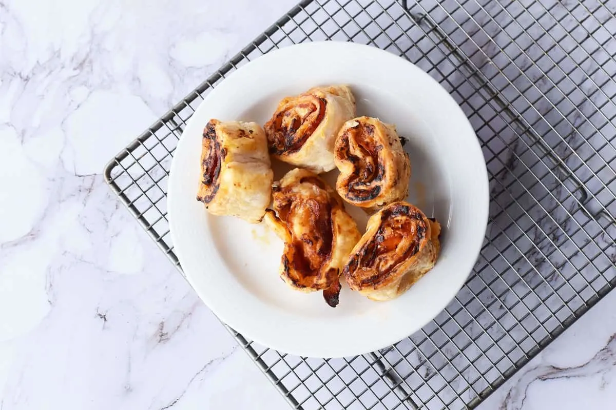 air fryer pizza rolls with puff pastry