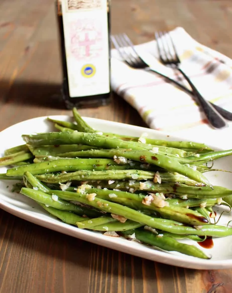 garlic roasted green beans on a plate