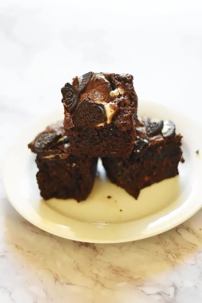 Brownies with oreo stacked