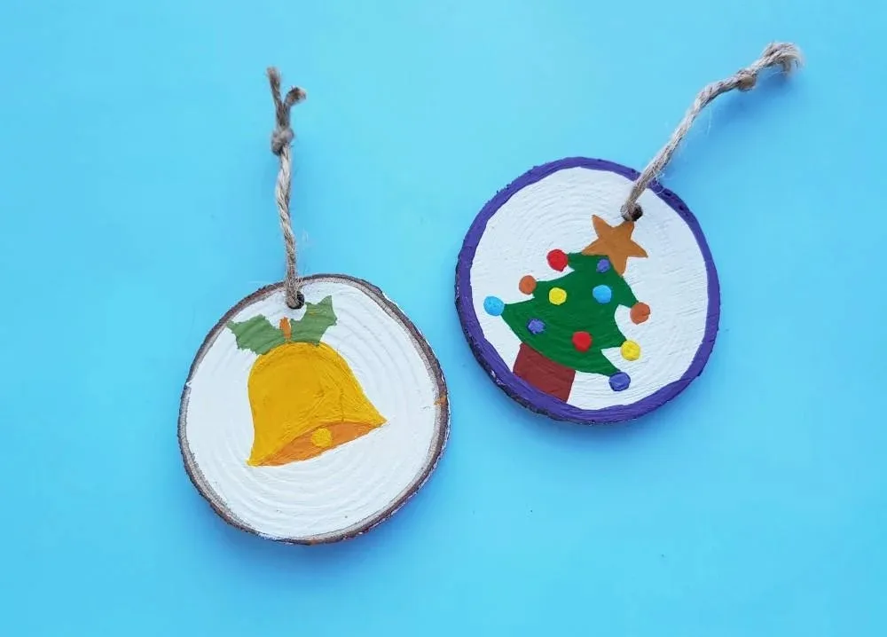 diy painted wood slice christams ornaments.